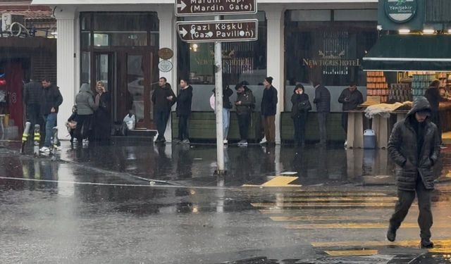 Diyarbakır'da aniden bastıran yağmur hayatı felç etti