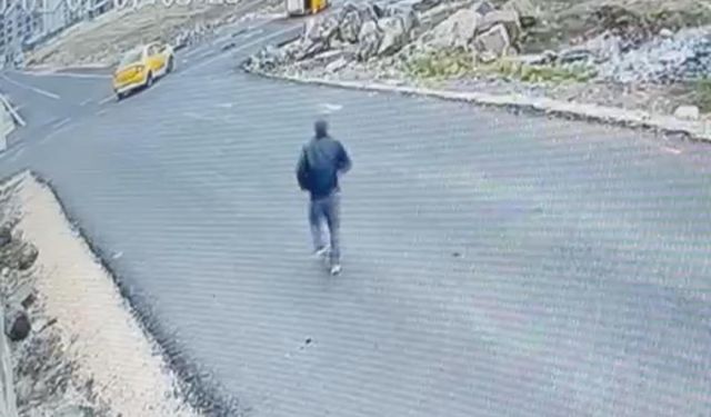 Diyarbakır'da iki ticari taksinin çarpıştığı kaza anı güvenlik kamerasına yansıdı