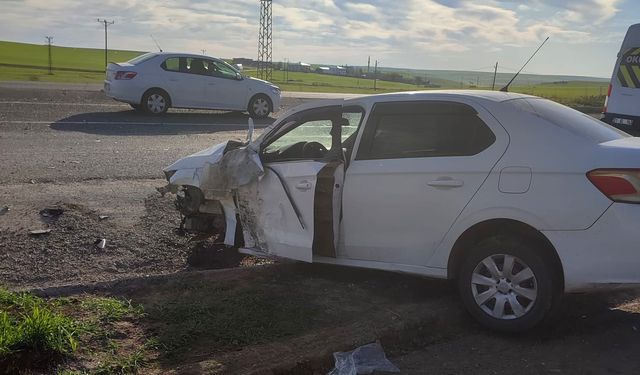Diyarbakır'da otomobil ile minibüs çarpıştı: 7 yaralı