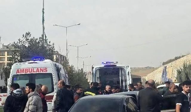 Diyarbakır'da otomobiller çarpıştı: 4 yaralı