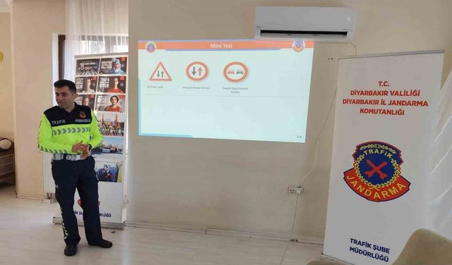 Diyarbakır'da trafik ekipleri emniyet kemeri takmanın önemini anlattı
