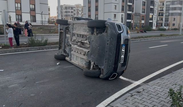 Diyarbakır'da trafik kazası: Araç yan yattı, 2 kişi yaralandı