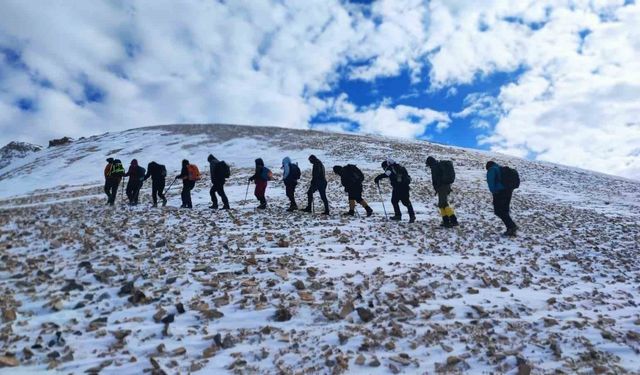 Doğaseverler 3 bin 395 rakımlı Vivara Dağı'nda zirve yaptı