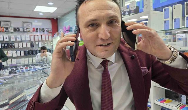 Döviz destesi masaya çıkınca telefoncu kendini tutamadı: Ağzı kulaklarına vardı