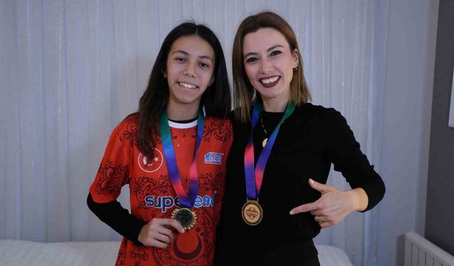 'Dünya Hafıza Şampiyonası'na Adanalı anne ile kızı damga vurdu