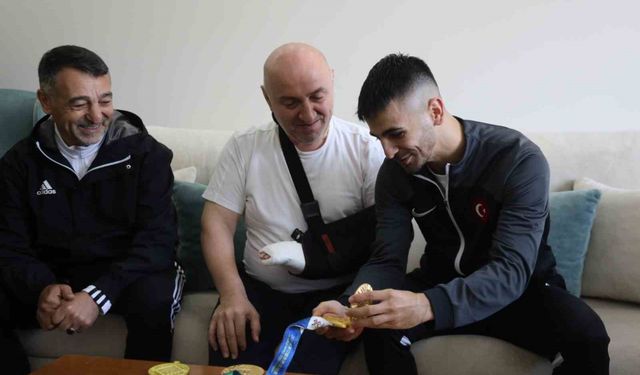 Dünya şampiyonu milli karateci Şamdan'dan Başkan Bıyık'a 'madalyalı' ziyaret