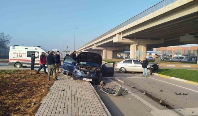 Dur levhasına uymadı, kavşakta kaza: 1 yaralı