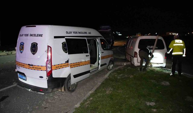 Edirne'de 'dur' ihtarına uymayan minibüs 8 kilometrelik kovalamaca sonrası yakalandı: Araçtan 20 göçmen çıktı