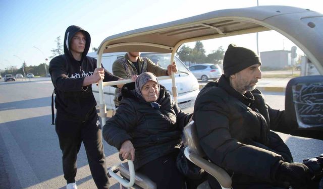 Edirne'de gençlerden insanlık dersi: Engelli vatandaşı kilometrelerce ittiler
