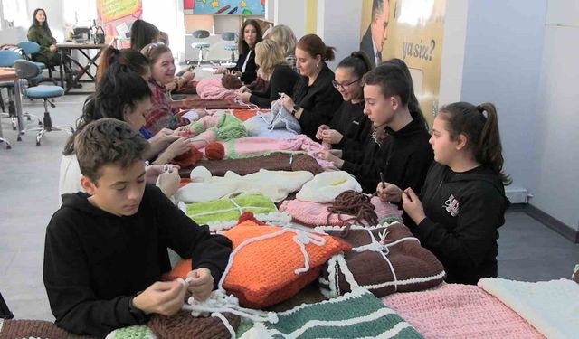 Edirne'de ilmekler iyilik için atılıyor: Çocuklar örüyor, anneler birleştiriyor