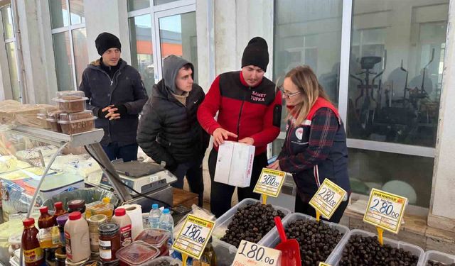 Edirne'de pazar yerinde gıdalar ve fiyatlar kontrol edildi