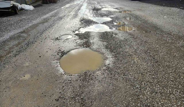 Edremit'te yeni yapılan yolda bir buçuk ayda çukurlar oluştu