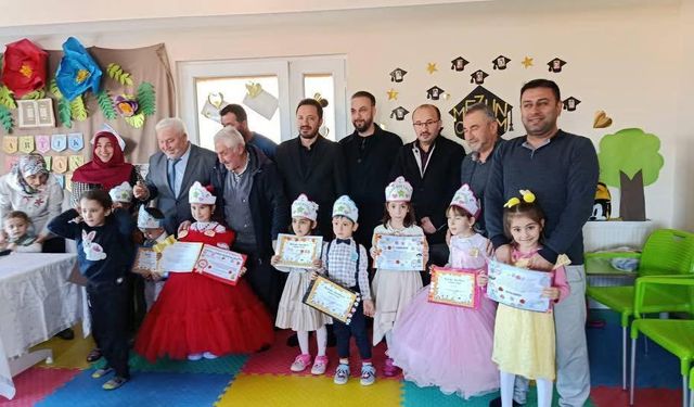 Efeler'de Kur'an'a geçen minik öğrenciye anlamlı kutlama