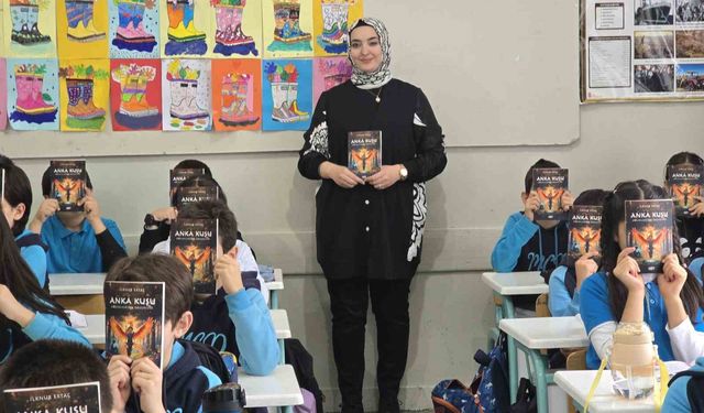 Ekran bağımlılığı haberinin etkisinde kaldı, kitap yazarak öğrencilerine yol gösterdi