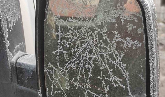 Eksi 17 dereceyi gören kentte araç camları buz tuttu