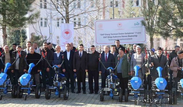 Elazığ'da çiftçilere çapa makinesi dağıtıldı