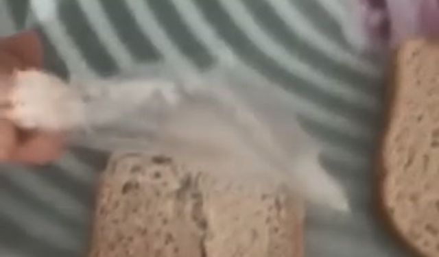 Elazığ'da ekmeğin içerisinden poşet çıktı