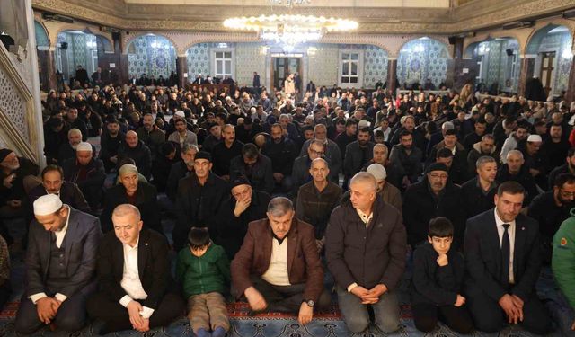 Elazığ'da Regaip Kandili'nde vatandaşlar camilere akın etti