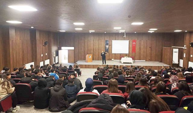 Emet'te lise öğrencilerine 'Hz. Peygamber ve Şahsiyet İnşası' başlıklı konferans