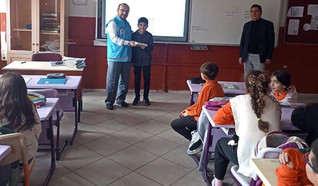 Emet'te ortaokul öğrencilerine Kur'an-ı Kerim hediye edildi