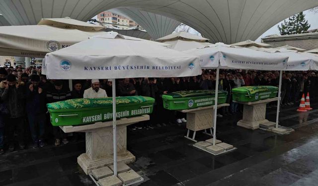 En acı cenaze: Trafik kazasında hayatını kaybeden anne, oğlu ve kızı yan yana son yolculuğuna uğurlandı