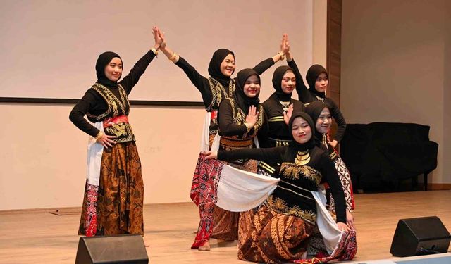 Endonezyalı öğrenciler geleneklerini ve ülkesini tanıttı