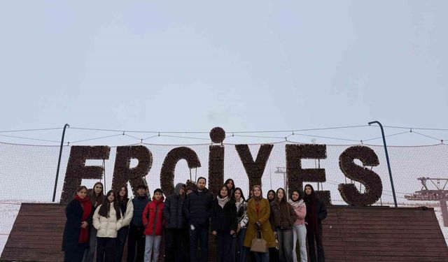 Erciyes'in zirvesinde öğrencilere yönelik 'Uluslararası Dağlar Günü' etkinliği