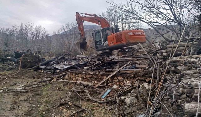 Ermenek'te çıkan yangında ev tamamen kullanılamaz hale geldi