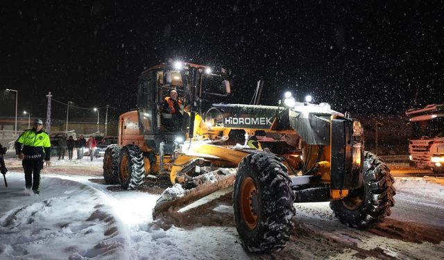 Erzincan Valisi karla mücadele çalışmalarını sahada takip etti