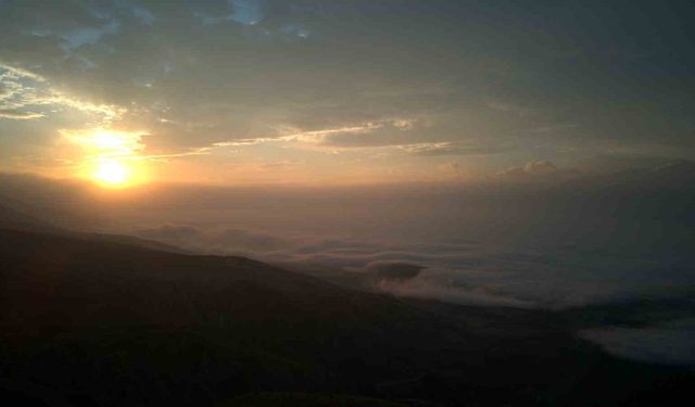 Erzincan'da doğanın muhteşem gösterisi: Sis dağların eteklerine vurdu