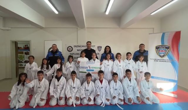 Erzincan'da 'Hep Birlikte Aileyiz' Projesi kapsamında öğrencilere tekvando kıyafeti desteği