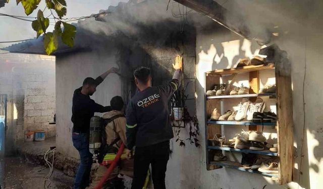 Erzin'de müstakil ev yandı