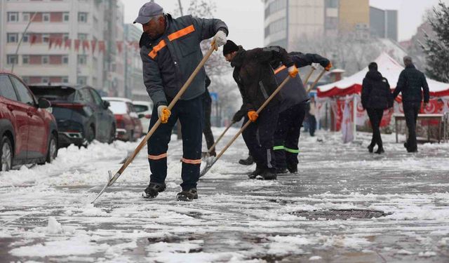 Erzurum Büyükşehir'den karla mücadele