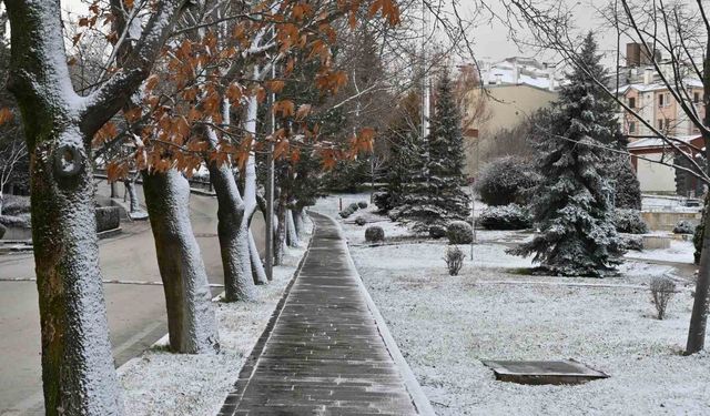 Eskişehir güne kar sürpriziyle uyandı