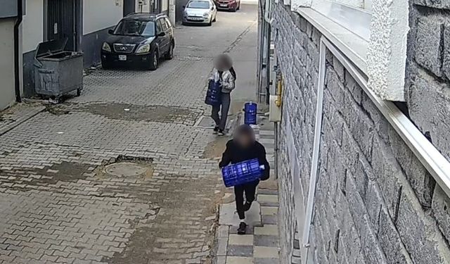 Eskişehir'de 2 çocuk apartman önündeki damacanaları çaldı