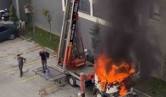Ev taşıma kabusa döndü... Vinç alev aldı, vatandaşlar damacanayla söndürmeye çalıştı