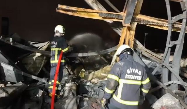 Fabrika yangını için Sivas'tan Kırıkkale'ye giden itfaiye ekipleri, söndürme çalışmalarına destek verdi