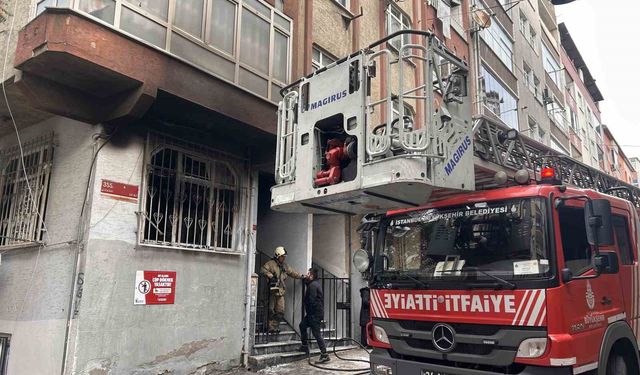 Fatih'te 4 katlı binanın temelinin çöktüğü iddiası: Salonun ortasında çukur oluştu