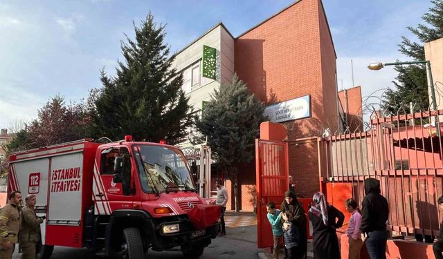 Fatih'teki ilkokulda panik anları, okul boşaltıldı: Gerçek ekipler gelince ortaya çıktı