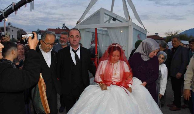 Fethiye'de sıra dışı düğün: Gelin ve damat cam vitrinde