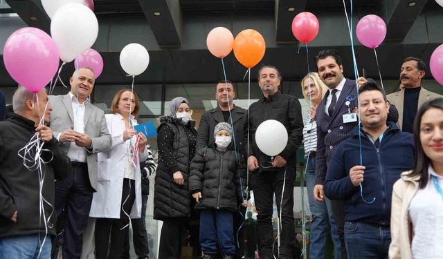 Gaziantep'te kanseri yenen Melih Tuğra için gökyüzüne balonlar bırakıldı
