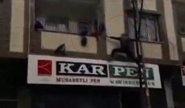 Gaziantep'te yürekleri ağza getiren an: Balkonda asılı kalan çocuğu kurtardı