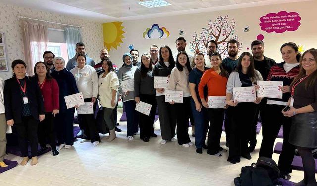 Gebe Okulu'nu tamamlayan anne adaylarına katılım belgesi