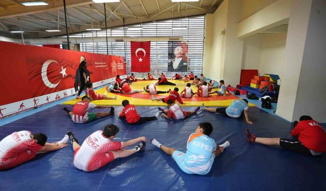 Geleceğin güreşçileri Kepez'de yetişiyor