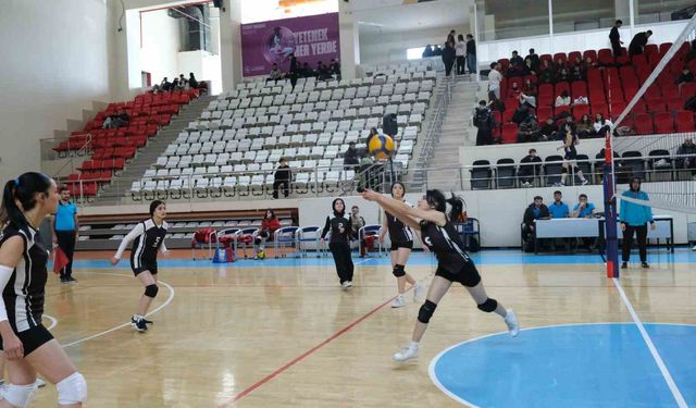 Genç sporcular sahada: Voleybol İl Birinciliği finali devam ediyor