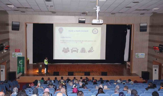 Gerede'de polis ekipleri vatandaşları ve öğrencileri bilgilendirdi