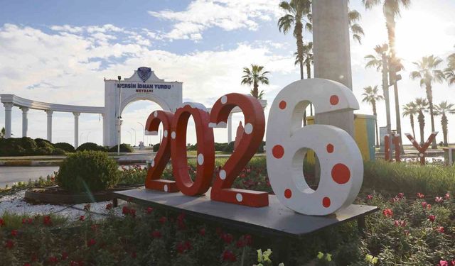 Geri dönüşümle hazırlanan yeni yıl süslemeleri Mersin'i renklendirdi