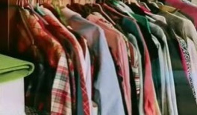 Germencik'te bağışlanan kıyafetler ihtiyaç sahiplerine teslim ediliyor