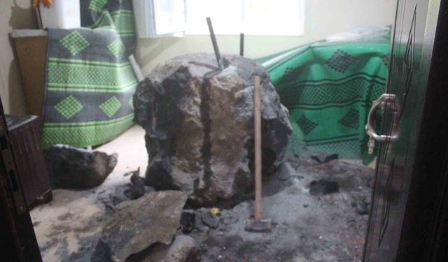 Giresun'da riskli bölgedeki kayalar kaldırılırken kopan kaya parçası evin içerisine girdi