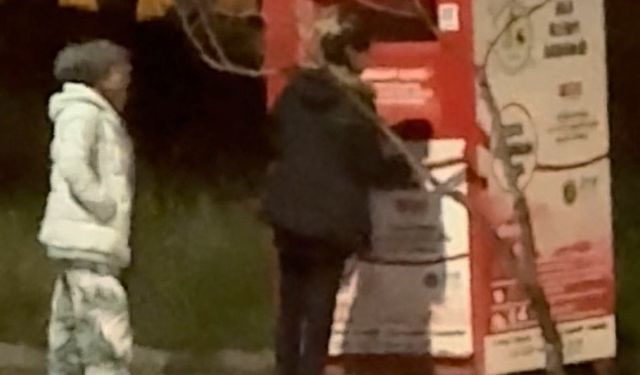 Giysi kumbarasından kıyafet çaldılar